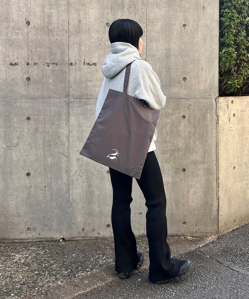 LE VERNIS(ル・ベルニ)の「LE VERNIS(ル・ベルニ)《A4サイズ対応》撥水Tote bag -DEUX-(ショルダーバッグ・レディース・グレー/ブラウン・FREE)」の10枚目の写真