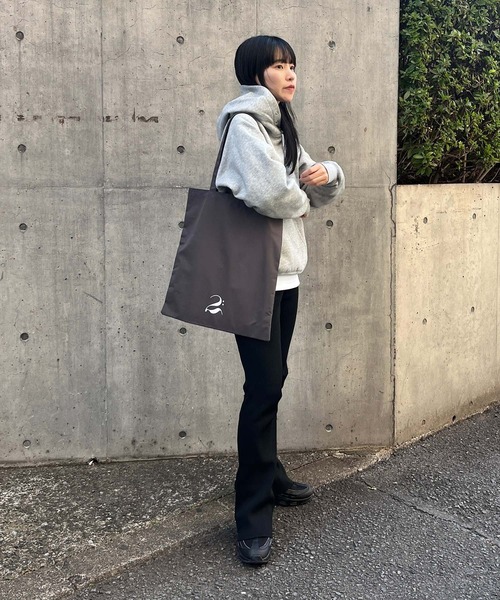 LE VERNIS(ル・ベルニ)の「LE VERNIS(ル・ベルニ)《A4サイズ対応》撥水Tote bag -DEUX-(ショルダーバッグ・レディース・グレー/ブラウン・FREE)」の11枚目の写真