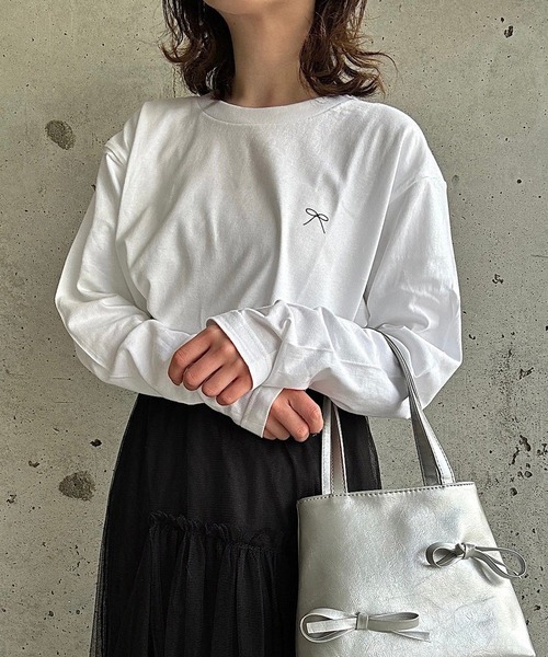 boemy(ボエミー)の「シンプルリボンプリントロンT/長袖Tシャツ(Tシャツ/カットソー・レディース・ホワイト・LARGE/MEDIUM/SMALL)」の1枚目の写真