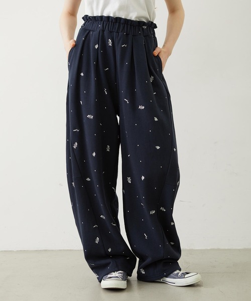 MILKFED.（ミルクフェド）の「EMBROIDERED ROSE SWEAT WIDE PANTS（スウェットパンツ・レディース・オートミール/ネイビー/アッシュ・ONE SIZE）」の3枚目の写真