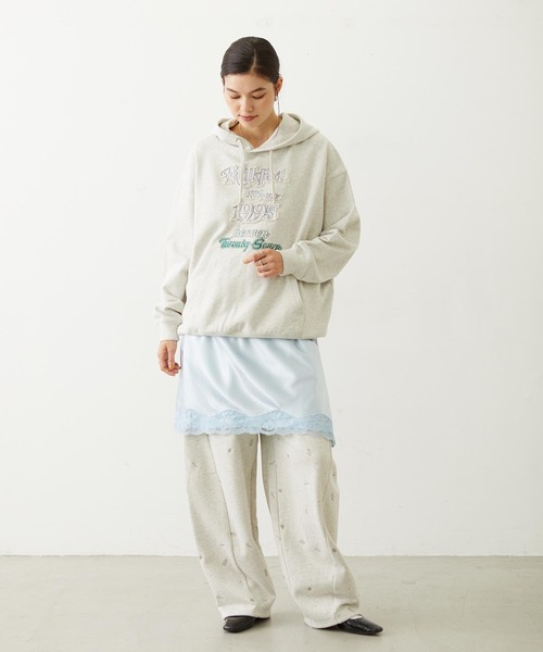 MILKFED.（ミルクフェド）の「EMBROIDERED ROSE SWEAT WIDE PANTS（スウェットパンツ・レディース・オートミール/ネイビー/アッシュ・ONE SIZE）」の12枚目の写真