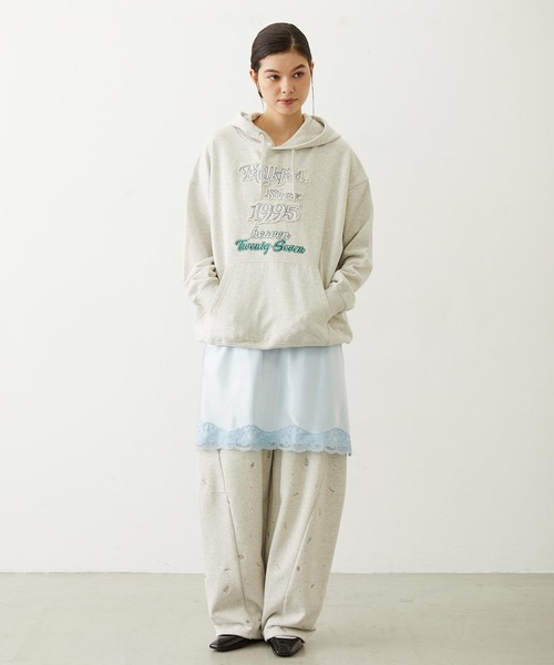 MILKFED.（ミルクフェド）の「EMBROIDERED ROSE SWEAT WIDE PANTS（スウェットパンツ・レディース・オートミール/ネイビー/アッシュ・ONE SIZE）」の9枚目の写真