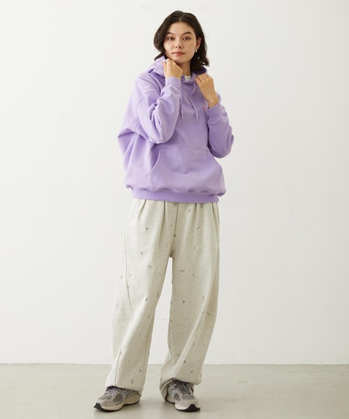 MILKFED.（ミルクフェド）の「EMBROIDERED ROSE SWEAT WIDE PANTS（スウェットパンツ・レディース・オートミール/ネイビー/アッシュ・ONE SIZE）」の6枚目の写真