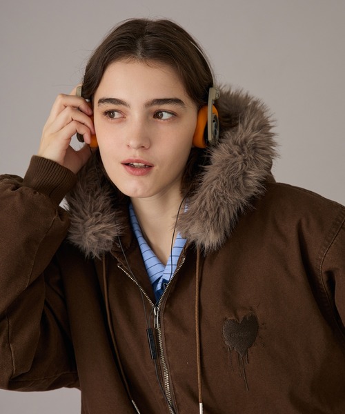 ONCILY(オンシェリー)の「HEART LOGO DUCK FAUX-FUR BLOUSON / ハートロゴダックフェイクファーブルゾン(ブルゾン・メンズ・ブラック/ブラウン/ベージュ/カーキ・SMALL/MEDIUM/LARGE)」の11枚目の写真