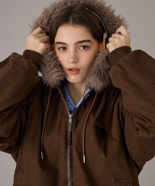 ONCILY(オンシェリー)の「HEART LOGO DUCK FAUX-FUR BLOUSON / ハートロゴダックフェイクファーブルゾン(ブルゾン・メンズ・ブラック/ブラウン/ベージュ/カーキ・SMALL/MEDIUM/LARGE)」の5枚目の写真