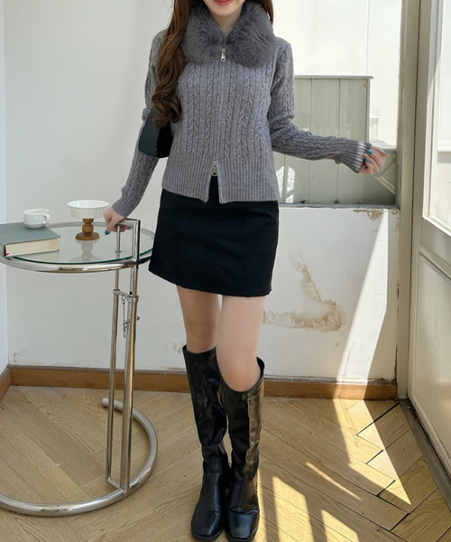Ada.(エイダ)の「ファー付き ケーブル編み ジップアップ ニット カーディガン(カーディガン/ボレロ・レディース・ホワイト/グレー/ベージュ・FREE)」の9枚目の写真