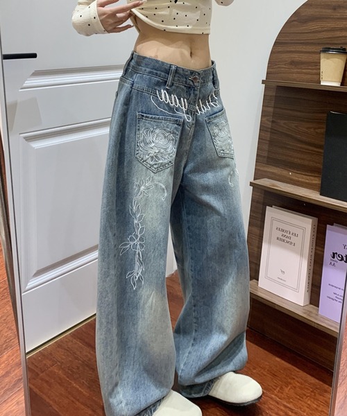 HAILY(ヘイリー)の「フラワー刺繍ルーズワイドデニムパンツ(デニムパンツ・レディース・ブルー・L/M/S)」の2枚目の写真