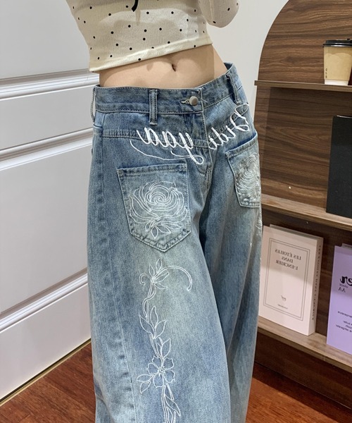 HAILY(ヘイリー)の「フラワー刺繍ルーズワイドデニムパンツ(デニムパンツ・レディース・ブルー・L/M/S)」の3枚目の写真