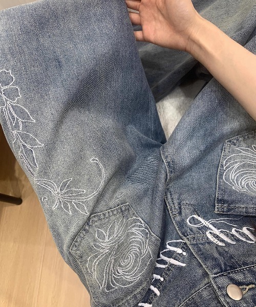 HAILY(ヘイリー)の「フラワー刺繍ルーズワイドデニムパンツ(デニムパンツ・レディース・ブルー・L/M/S)」の5枚目の写真