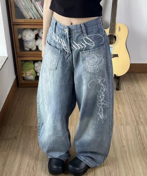 HAILY(ヘイリー)の「フラワー刺繍ルーズワイドデニムパンツ(デニムパンツ・レディース・ブルー・L/M/S)」の6枚目の写真