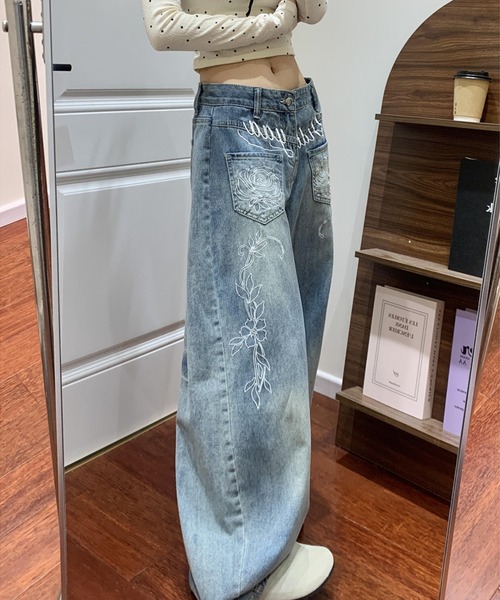 HAILY(ヘイリー)の「フラワー刺繍ルーズワイドデニムパンツ(デニムパンツ・レディース・ブルー・L/M/S)」の10枚目の写真