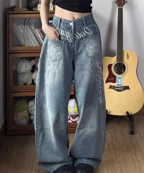 HAILY(ヘイリー)の「フラワー刺繍ルーズワイドデニムパンツ(デニムパンツ・レディース・ブルー・L/M/S)」の9枚目の写真