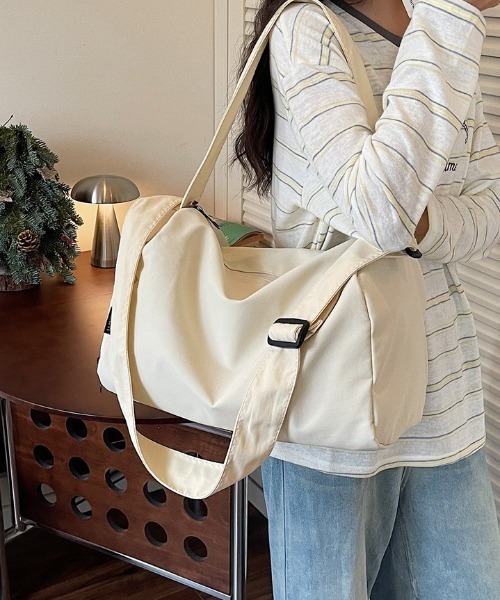 Alum'(アルム)の「【キャリーオン対応】サイドポケットトラベルボストンバッグ / 2way 大容量(ボストンバッグ・レディース・ブラック/グレー/ホワイト/ブルー/パープル・FREE)」の12枚目の写真