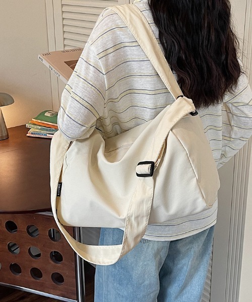 Alum'(アルム)の「【キャリーオン対応】サイドポケットトラベルボストンバッグ / 2way 大容量(ボストンバッグ・レディース・ブラック/グレー/ホワイト/ブルー/パープル・FREE)」の14枚目の写真