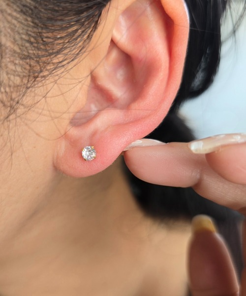 enn.(エン)の「ネジロック式 1粒ストーン スタッドピアス(ピアス(両耳用)・レディース・シルバー系その他2/ゴールド系その他/ゴールド系その他2/シルバー系その他・FREE)」の5枚目の写真