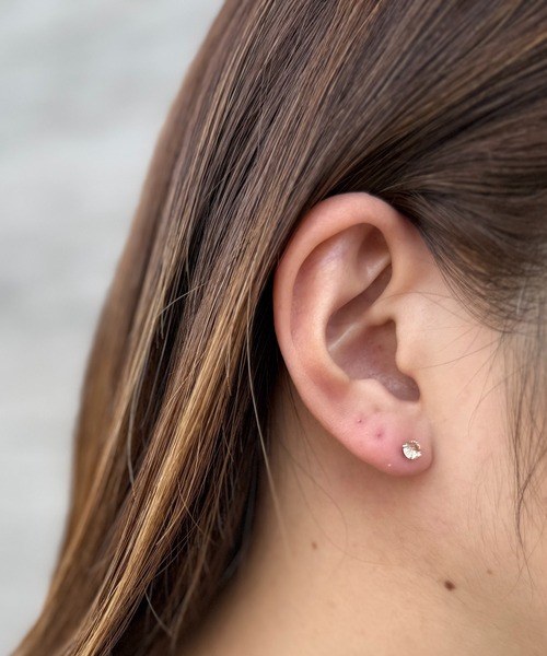 enn.(エン)の「ネジロック式 1粒ストーン スタッドピアス(ピアス(両耳用)・レディース・シルバー系その他2/ゴールド系その他/ゴールド系その他2/シルバー系その他・FREE)」の6枚目の写真