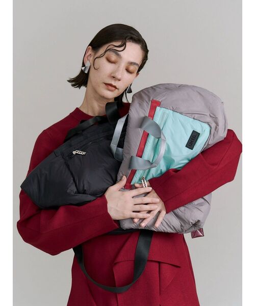 UN3D.(アンスリード)の「HUGE CROSSBODY BAG / ヒュージクロスボディバッグ(ボディバッグ/ウエストポーチ・レディース・ブラック/その他1・FREE)」の4枚目の写真