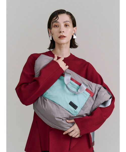 UN3D.(アンスリード)の「HUGE CROSSBODY BAG / ヒュージクロスボディバッグ(ボディバッグ/ウエストポーチ・レディース・ブラック/その他1・FREE)」の2枚目の写真