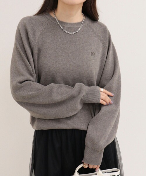 fredy emue(フレディエミュ)の「FR刺しゅうドロストスウェットニット(ニット/セーター・レディース・ベージュ/グレー/アイボリー/ブルー・38)」の3枚目の写真