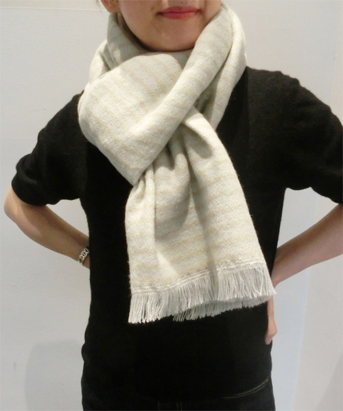 U.Q（ユウキュウ）の「無地×ボーダー　リバーシブルストール（ストール/ショール・レディース・ネイビー/ブラック/ワイン/オフホワイト・FREE）」の7枚目の写真