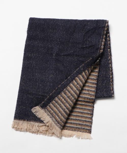 U.Q（ユウキュウ）の「無地×ボーダー　リバーシブルストール（ストール/ショール・レディース・ネイビー/ブラック/ワイン/オフホワイト・FREE）」の4枚目の写真