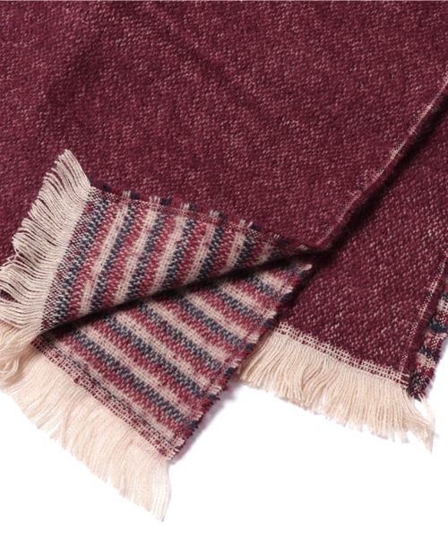 U.Q（ユウキュウ）の「無地×ボーダー　リバーシブルストール（ストール/ショール・レディース・ネイビー/ブラック/ワイン/オフホワイト・FREE）」の5枚目の写真