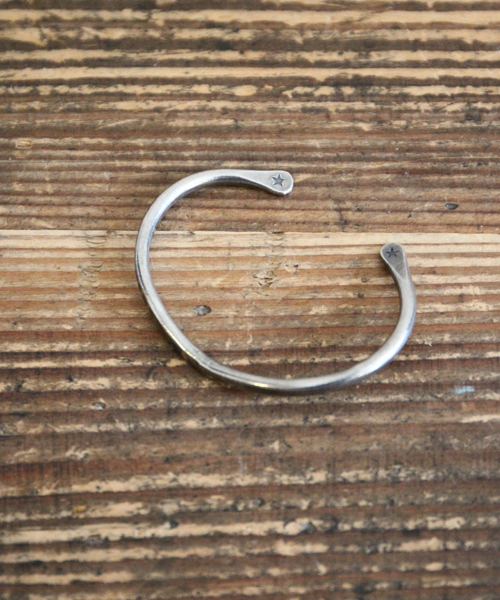 amp japan(アンプジャパン)の「'V'shape Bangle(ブイシェイプ バングル)(バングル/リストバンド・メンズ・シルバー・MEDIUM)」の2枚目の写真