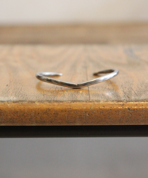 amp japan(アンプジャパン)の「'V'shape Bangle(ブイシェイプ バングル)(バングル/リストバンド・メンズ・シルバー・MEDIUM)」の4枚目の写真