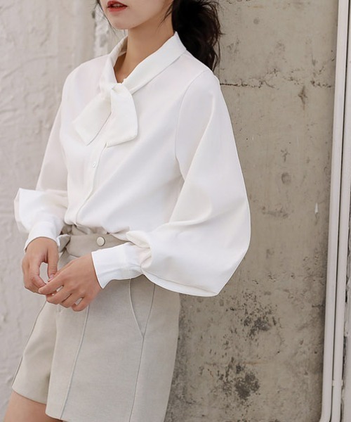 MANGROVE(マングローブ)の「ボウタイ襟バルーン袖ブラウス(シャツ/ブラウス・レディース・ブルー/ブラック/ホワイト/ベージュ・MEDIUM/LARGE)」の3枚目の写真