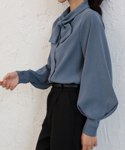 MANGROVE(マングローブ)の「ボウタイ襟バルーン袖ブラウス(シャツ/ブラウス・レディース・ブルー/ブラック/ホワイト/ベージュ・MEDIUM/LARGE)」の4枚目の写真