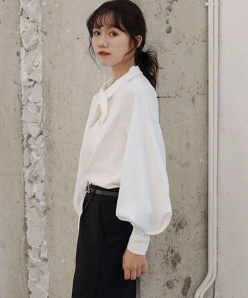 MANGROVE(マングローブ)の「ボウタイ襟バルーン袖ブラウス(シャツ/ブラウス・レディース・ブルー/ブラック/ホワイト/ベージュ・MEDIUM/LARGE)」の16枚目の写真