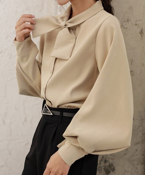 MANGROVE(マングローブ)の「ボウタイ襟バルーン袖ブラウス(シャツ/ブラウス・レディース・ブルー/ブラック/ホワイト/ベージュ・MEDIUM/LARGE)」の21枚目の写真