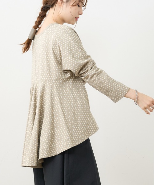 PUAL CE CIN（ピュアルセシン）の「小花抜染プリント後ろフレアロングスリーブ（Tシャツ/カットソー・レディース・チャコール/ブラウン/ベージュ/ブルー・FREE）」の3枚目の写真