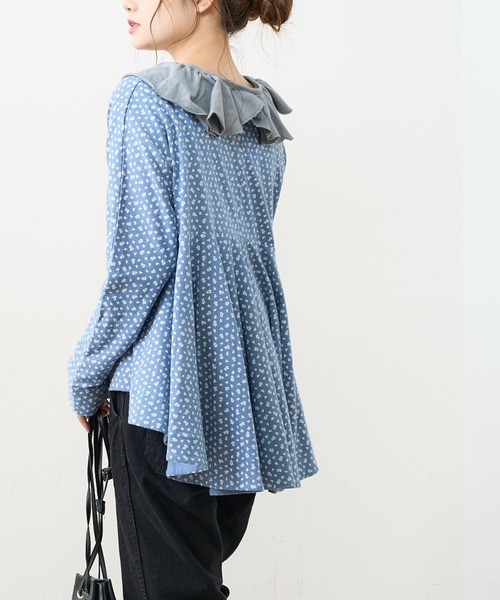 PUAL CE CIN（ピュアルセシン）の「小花抜染プリント後ろフレアロングスリーブ（Tシャツ/カットソー・レディース・チャコール/ブラウン/ベージュ/ブルー・FREE）」の4枚目の写真