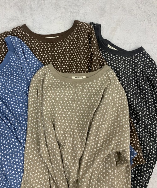 PUAL CE CIN（ピュアルセシン）の「小花抜染プリント後ろフレアロングスリーブ（Tシャツ/カットソー・レディース・チャコール/ブラウン/ベージュ/ブルー・FREE）」の6枚目の写真