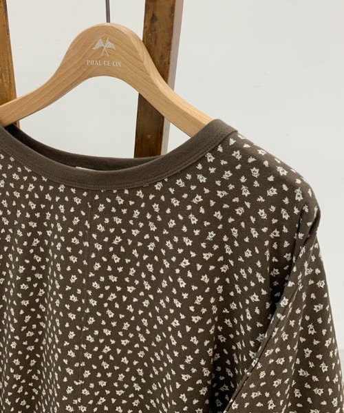 PUAL CE CIN（ピュアルセシン）の「小花抜染プリント後ろフレアロングスリーブ（Tシャツ/カットソー・レディース・チャコール/ブラウン/ベージュ/ブルー・FREE）」の5枚目の写真