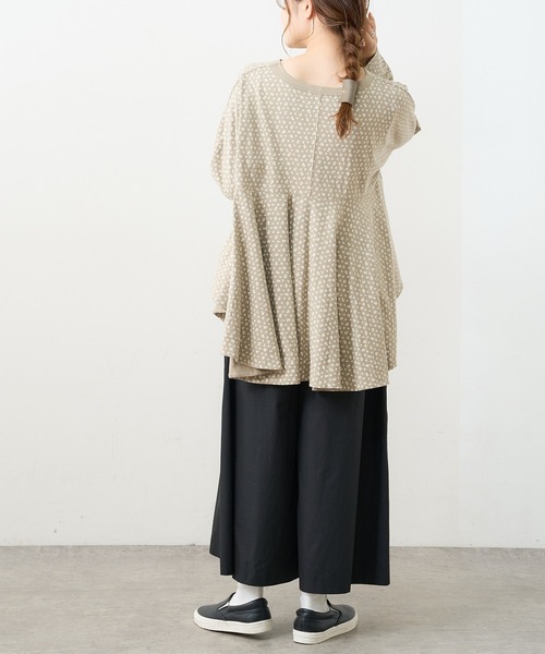 PUAL CE CIN（ピュアルセシン）の「小花抜染プリント後ろフレアロングスリーブ（Tシャツ/カットソー・レディース・チャコール/ブラウン/ベージュ/ブルー・FREE）」の11枚目の写真