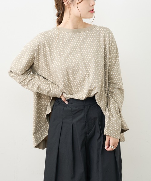 PUAL CE CIN（ピュアルセシン）の「小花抜染プリント後ろフレアロングスリーブ（Tシャツ/カットソー・レディース・チャコール/ブラウン/ベージュ/ブルー・FREE）」の8枚目の写真