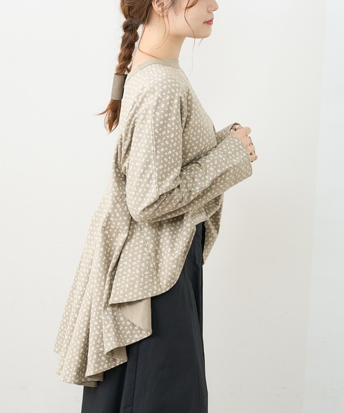 PUAL CE CIN（ピュアルセシン）の「小花抜染プリント後ろフレアロングスリーブ（Tシャツ/カットソー・レディース・チャコール/ブラウン/ベージュ/ブルー・FREE）」の9枚目の写真