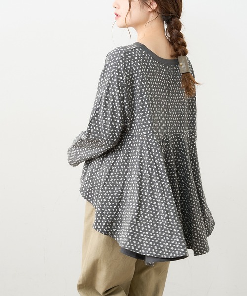 PUAL CE CIN（ピュアルセシン）の「小花抜染プリント後ろフレアロングスリーブ（Tシャツ/カットソー・レディース・チャコール/ブラウン/ベージュ/ブルー・FREE）」の21枚目の写真