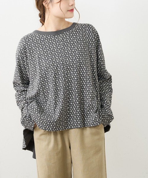 PUAL CE CIN（ピュアルセシン）の「小花抜染プリント後ろフレアロングスリーブ（Tシャツ/カットソー・レディース・チャコール/ブラウン/ベージュ/ブルー・FREE）」の19枚目の写真