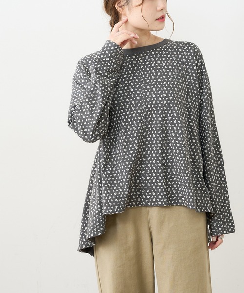 PUAL CE CIN（ピュアルセシン）の「小花抜染プリント後ろフレアロングスリーブ（Tシャツ/カットソー・レディース・チャコール/ブラウン/ベージュ/ブルー・FREE）」の20枚目の写真
