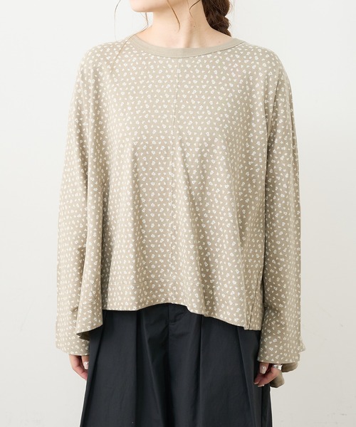 PUAL CE CIN（ピュアルセシン）の「小花抜染プリント後ろフレアロングスリーブ（Tシャツ/カットソー・レディース・チャコール/ブラウン/ベージュ/ブルー・FREE）」の22枚目の写真