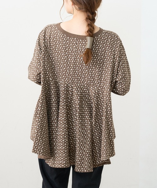 PUAL CE CIN（ピュアルセシン）の「小花抜染プリント後ろフレアロングスリーブ（Tシャツ/カットソー・レディース・チャコール/ブラウン/ベージュ/ブルー・FREE）」の13枚目の写真