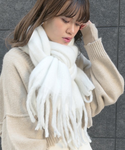 CORNERS(コーナーズ)の「フリンジボリュームマフラー(マフラー・レディース・グリーン/アイボリー/ブルー/ブラック/ブラウン/オレンジ/ピンク/ダークグリーン/テラコッタ/イエロー/ラベンダー/ライラック/コーラル/ミント/カーキ/パープル/スモークピンク/キャメル/フューシャピンク/ベージュ系その他/マスタード/ダークカーキ/ライトブルー/グレー/レッド/シャーベット/ライトカーキ/モスグリーン・FREE)」の2枚目の写真