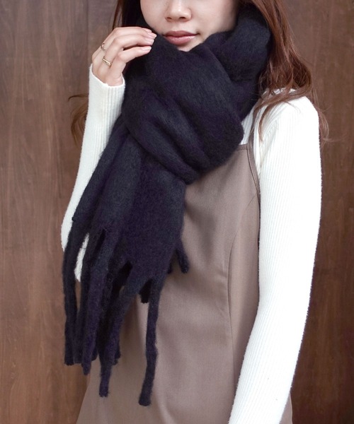 CORNERS(コーナーズ)の「フリンジボリュームマフラー(マフラー・レディース・グリーン/アイボリー/ブルー/ブラック/ブラウン/オレンジ/ピンク/ダークグリーン/テラコッタ/イエロー/ラベンダー/ライラック/コーラル/ミント/カーキ/パープル/スモークピンク/キャメル/フューシャピンク/ベージュ系その他/マスタード/ダークカーキ/ライトブルー/グレー/レッド/シャーベット/ライトカーキ/モスグリーン・FREE)」の3枚目の写真