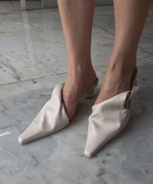 Ameri(アメリ)の「SQUEEZE STRAP MULE(パンプス・レディース・ブラック/アイボリー/イエロー・MEDIUM/LARGE/SMALL)」の5枚目の写真