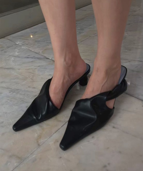 Ameri(アメリ)の「SQUEEZE STRAP MULE(パンプス・レディース・ブラック/アイボリー/イエロー・MEDIUM/LARGE/SMALL)」の7枚目の写真