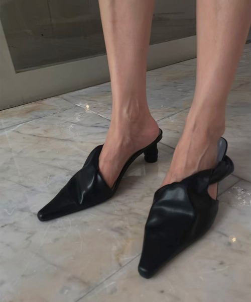 Ameri(アメリ)の「SQUEEZE STRAP MULE(パンプス・レディース・ブラック/アイボリー/イエロー・MEDIUM/LARGE/SMALL)」の8枚目の写真