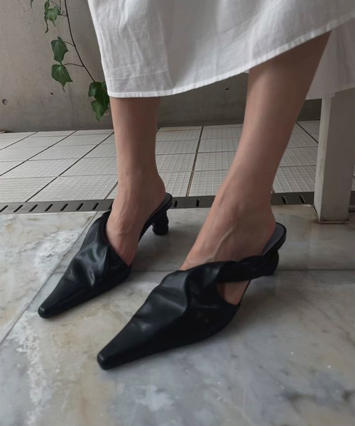 Ameri(アメリ)の「SQUEEZE STRAP MULE(パンプス・レディース・ブラック/アイボリー/イエロー・MEDIUM/LARGE/SMALL)」の9枚目の写真